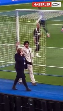 Görüntüler İngiltere'den! Türk futbol tarihine geçmeye hazırlanan Ferdi Kadıoğlu, Brighton taraftarlarını selamladı