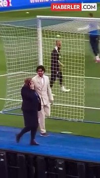 Görüntüler İngiltere'den! Türk futbol tarihine geçmeye hazırlanan Ferdi Kadıoğlu, Brighton taraftarlarını selamladı