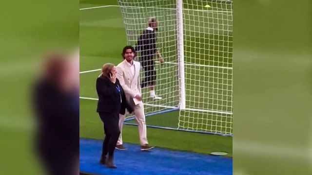Fenerbahçe, Ferdi Kadıoğlu'nu KAP'a bildirdi! Stadyuma geldi, taraftarı selamladı | İşte o görüntüler