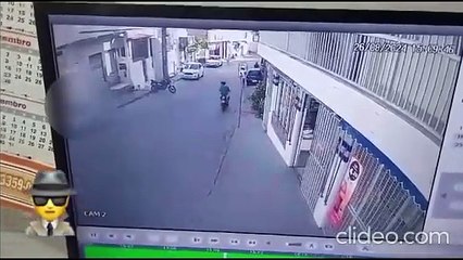 VÍDEO: Motorista atropela motociclista e causa acidente em Itapuã; veja