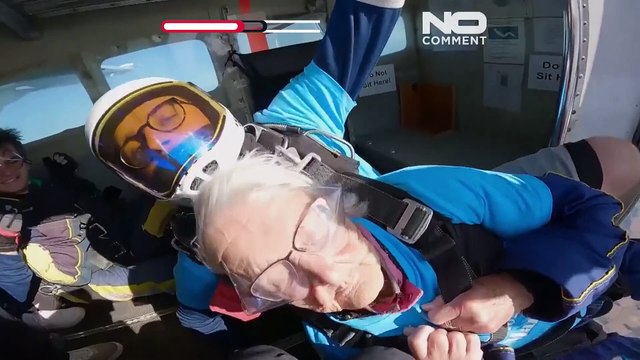 Regno Unito: donna si lancia col paracadute per festeggiare i suoi 102 anni