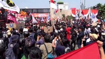 Posterposter protes bertebaran saat lagu Indonesia Raya Berkumandang