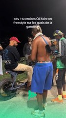 Oli lâche un freestyle en impro sur son vélo 
