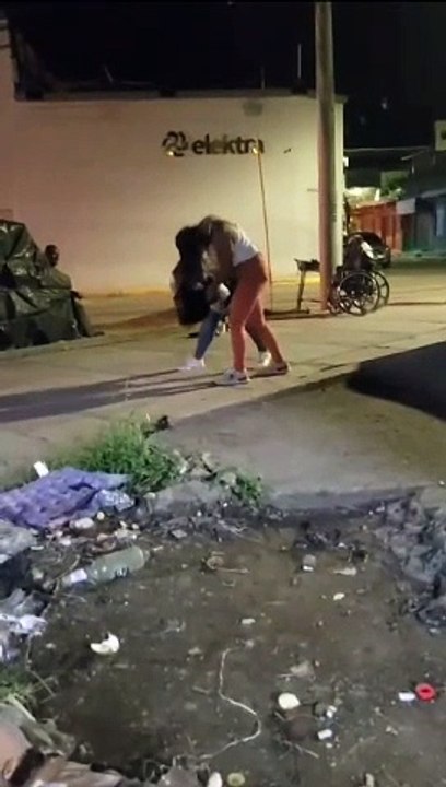 Dos mujeres se van a los golpes en El Paraíso