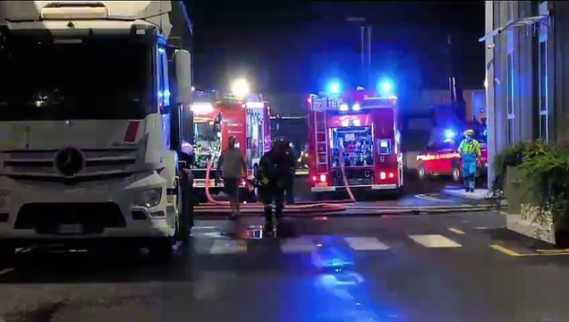 Arezzo, incendio in una ditta: l'intervento dei vigili del fuoco