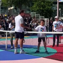 Roger Federer inaugure un court de tennis à La Courneuve : un moment inoubliable pour les jeunes