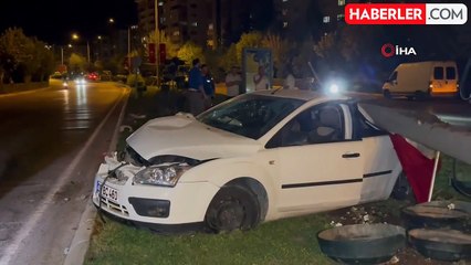 Beton aydınlatma direğine çarpan otomobildeki 3 kişi yaralandı