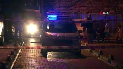 İstanbul'da bir ev çöktü; genç kız banyoda alt kattaki eve düştü