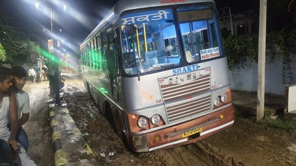 सीवरेज के गड्ढों में वाहन फंसने का सिलसिला जारी, अबकी बार फंसी बस