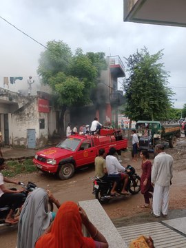 VIDEO: शॉर्ट सर्किट से लगी दुकान में आग, लाखों का सामान जलकर राख