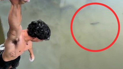 Un influencer intenta un peligroso reto sobre un río lleno de cocodrilos y el resultado no es lo que esperaba