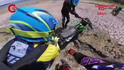 Çamura saplanan motosikletin sürücüsünün takla attığı anlar kamerada