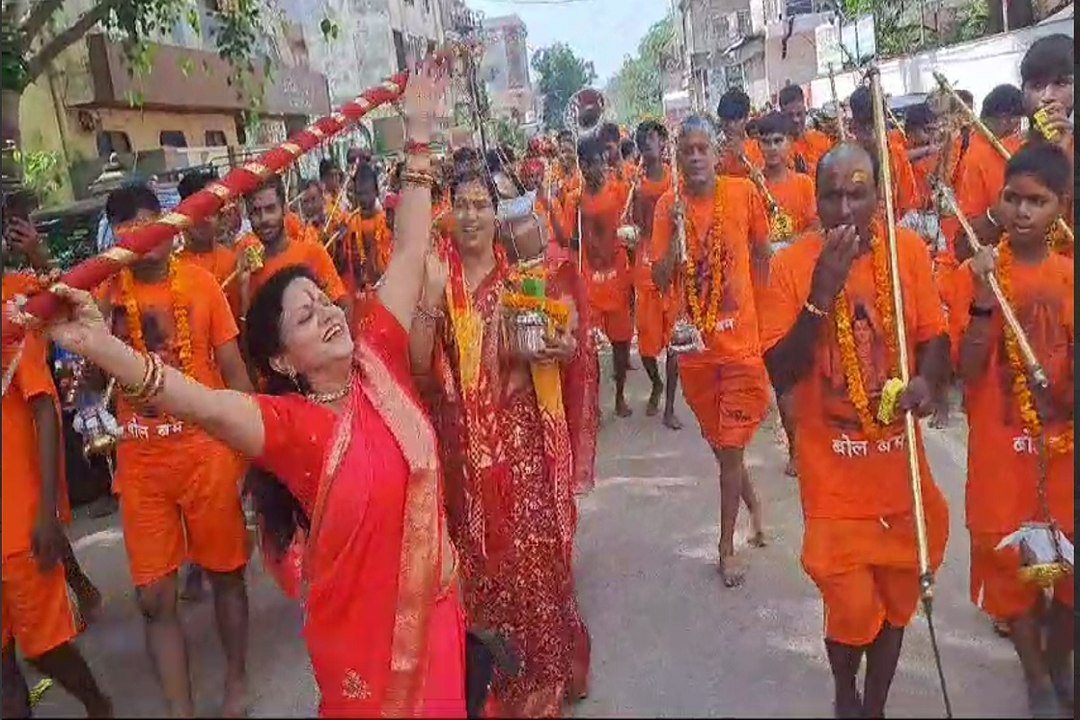 कांवड़-कलश यात्रा में महिला ने किया ऐसा नृत्य… देखने वाले रह गए दंग... देखें वीडियो