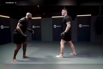 Jon Jones bromea a Tom Aspinall tras un viral video de wrestling