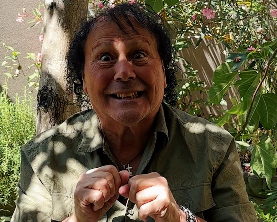 Vous ne connaissez pas son visage, mais vous avez déjà entendu la voix de Sylvain Caruso