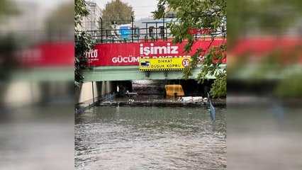Bayrampaşa'da araçlar su birikintisinde böyle mahsur kaldı
