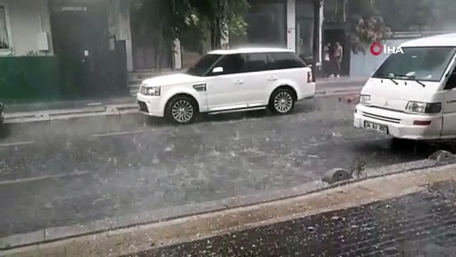 Bahçelievler’de dolu yağdı yollar göle döndü