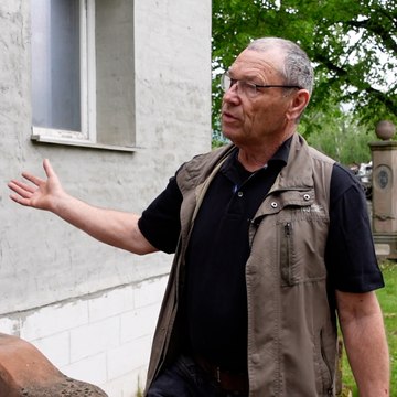 Claude fabrique des maisons isolées en carton
