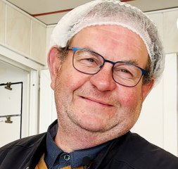 Dans le laboratoire de François, le roi du saucisson sans peau