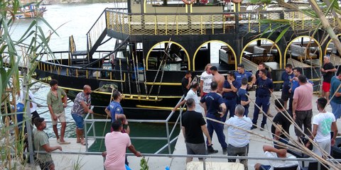 Tur teknesi uzun süre ayrılmayınca mahalleli iskeleyi söktürdü