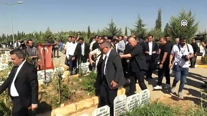 Ekrem İmamoğlu, Deprem Şehitliği'ni ziyaret etti