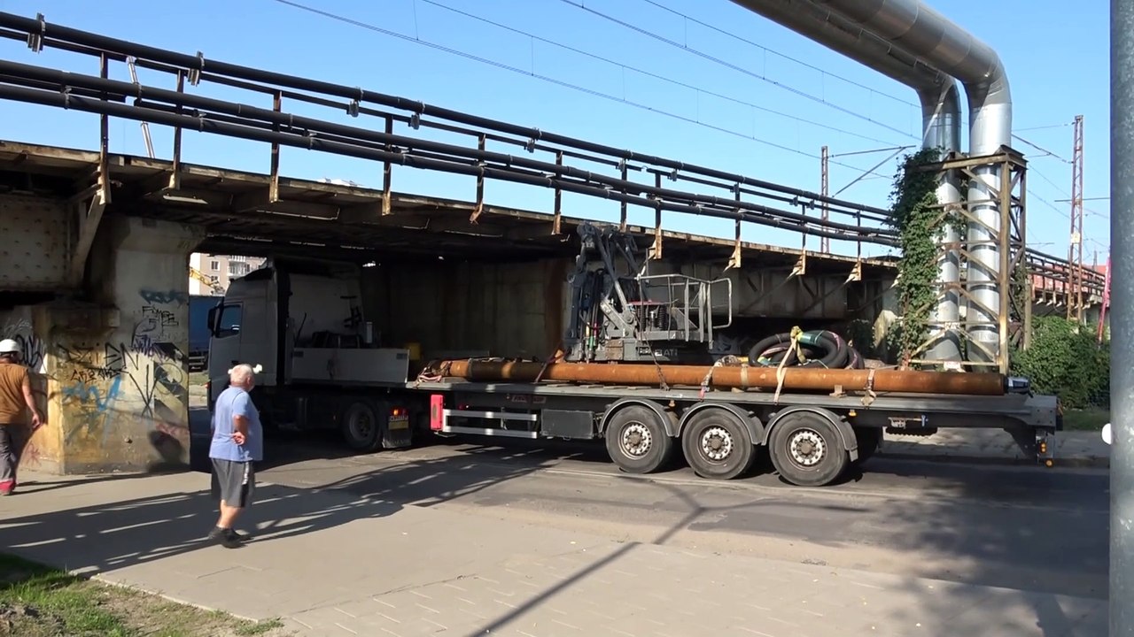 Szczecin. Ciężarówka zablokowała się pod wiaduktem