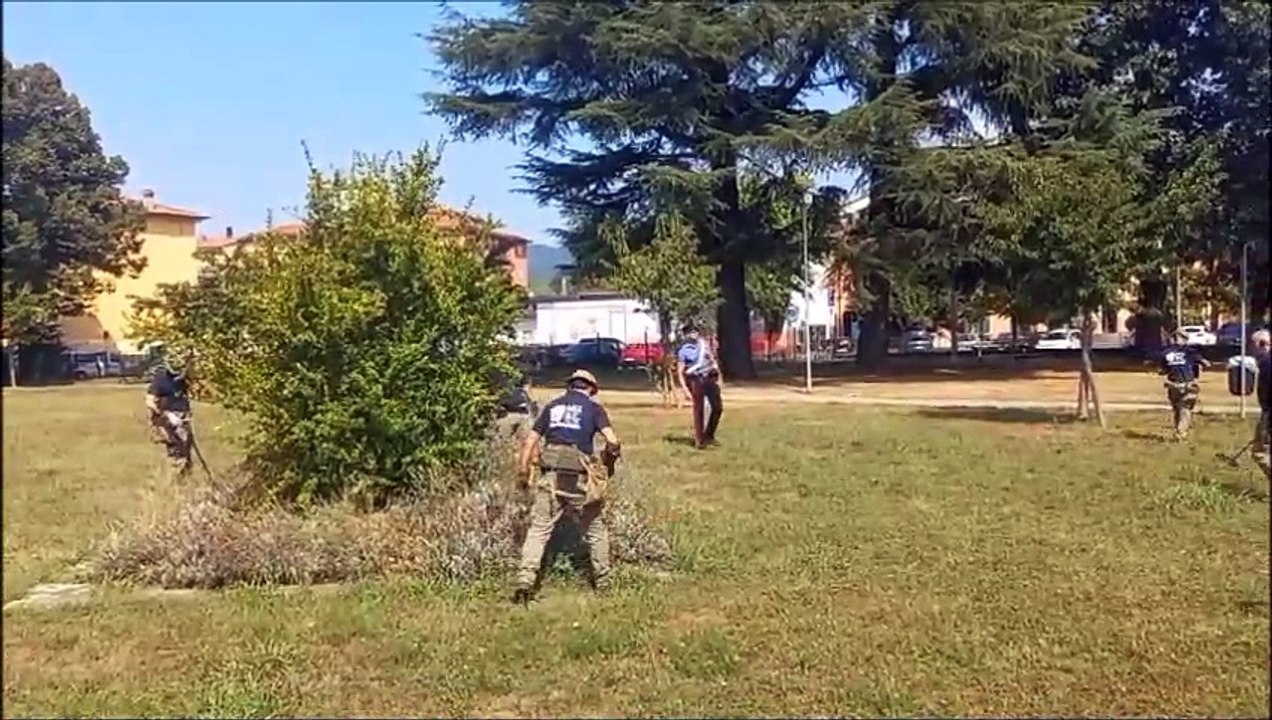 Omicidio di Sharon Verzeni, le ricerche dell'arma del delitto tra siepi e tombini