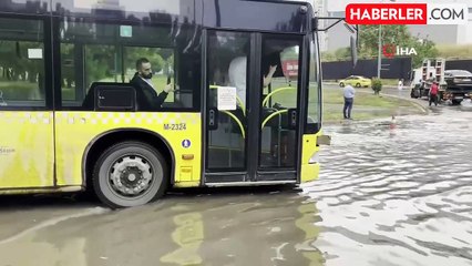 Ataşehir'de sağanak yağış sonrası caddeleri su bastı