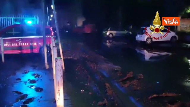 Maltempo Campania, i Vigili del Fuoco cercano madre e figlio dispersi dopo una frana vicino Caserta