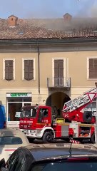 Lodi, incendio in corso Adda: vigili del fuoco all'opera