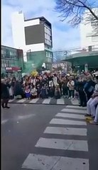 Un nene superó un tratamiento médico y le prepararon una emotiva celebración en la puerta del hospital