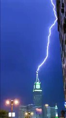 La foudre frappe la tour de l'horloge à La Mecque