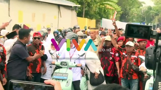 Khofifah dan Emil Naik Motor Listrik ke KPU Jawa Timur