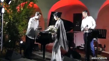 Arisa a sorpresa a "Jazz Inn Capri" col nuovo fidanzato: "E se domani..."