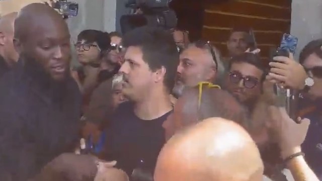 Ressa a Villa Stuart, cade un tifoso! Lukaku lo aiuta a rialzarsi