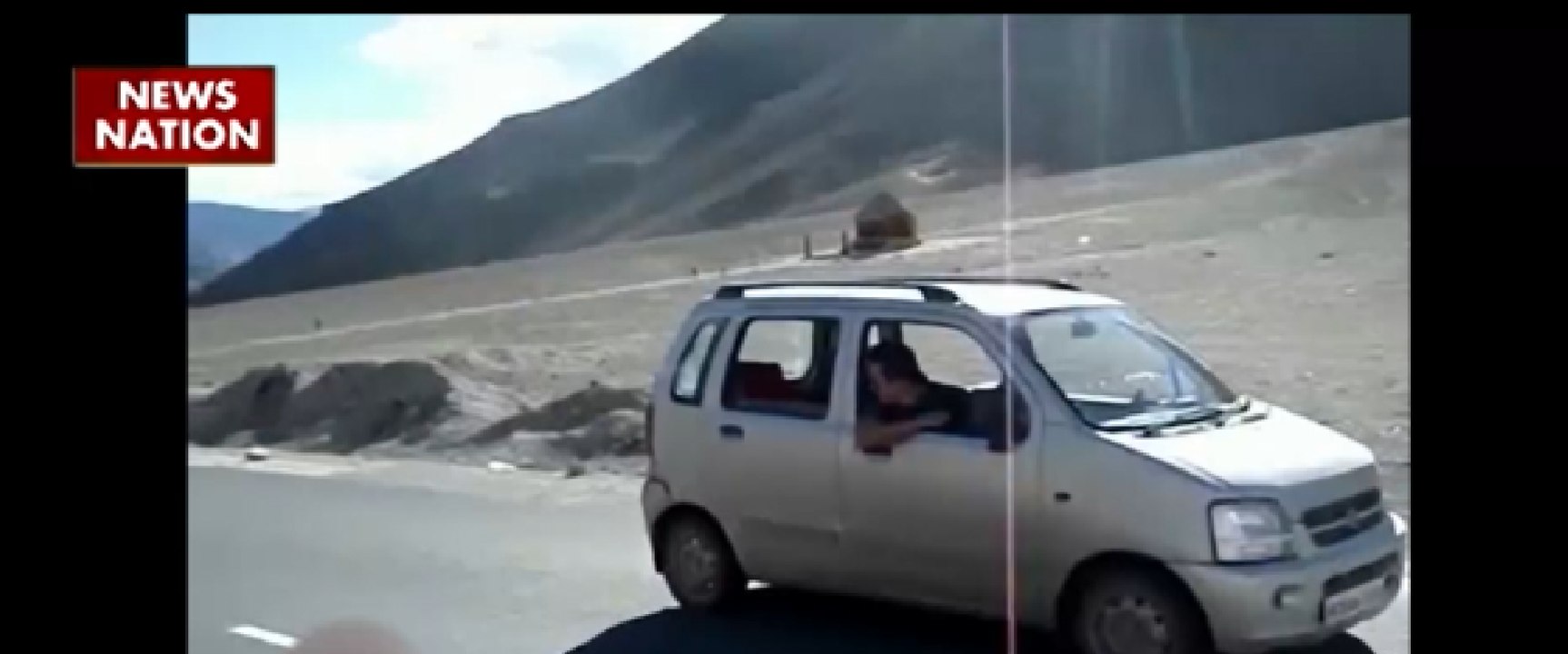 जहां तिरछे खड़े होते हैं लोग