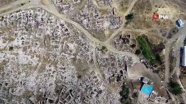 Suların çekilmesiyle mahalle ortaya çıktı! İşte o görüntüler...