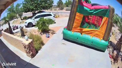 Se cancela la fiesta: Castillo inflable salió volando