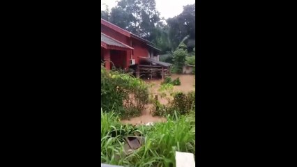 คลิปน้ำป่าเขาดอยหลวง จ.ลำปาง ทะลักเข้าท่วม 4 หมู่บ้าน กว่า 100 หลังคาเรือน