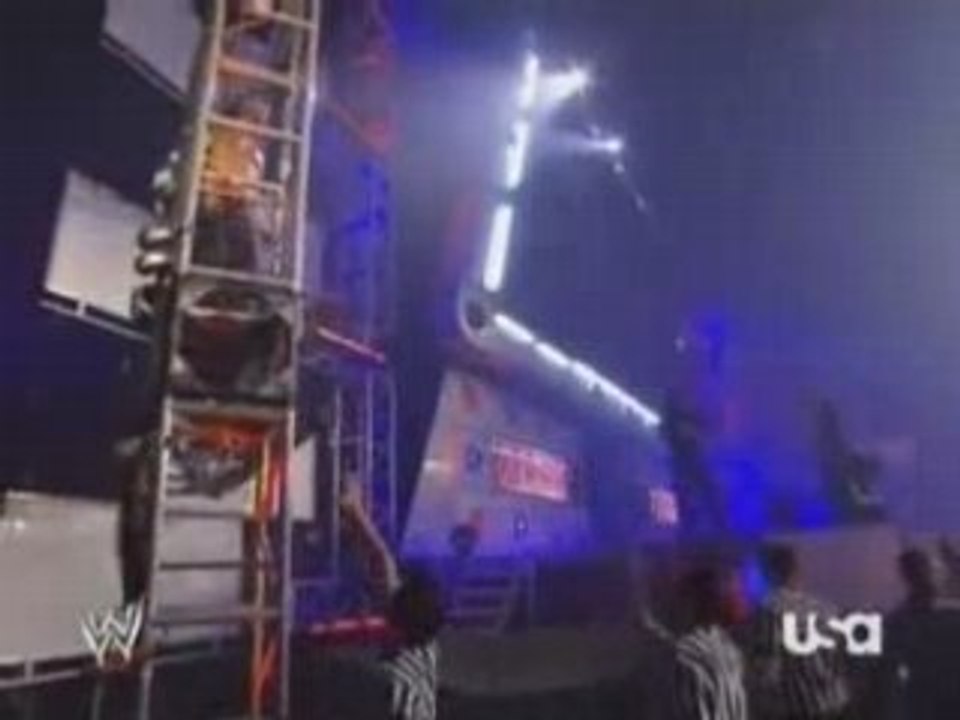 Jeff Hardy met un swanton bomb sur Randy Orton