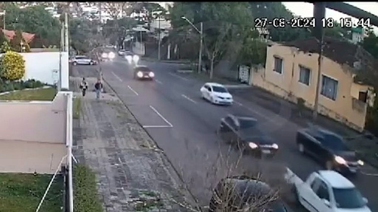 Câmera flagrou acidente que matou policial civil em cruzamento no Parolin