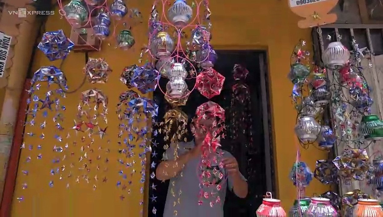 Thợ sửa khóa 'biến' vỏ lon thành lồng đèn