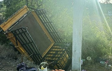 VIDEO: ऑटो पलटने से तीन की मौत, 12 घायल