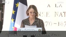 Parigi, Jodie Foster rende omaggio ai 