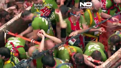 NO COMMENT. Revienta la Tomatina: 20.000 personas se tiran 120.000 kilos de tomates en Buñol