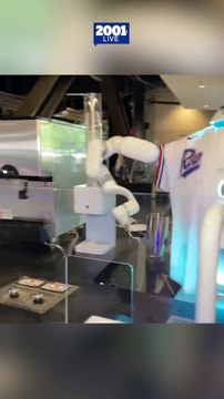¡Conócelo! El robot bartender que atiende a los fanáticos del béisbol en el estadio de los Texas Rangers #EEUU