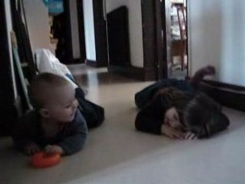 Gaël et Maria rampent (19 avril 2008)