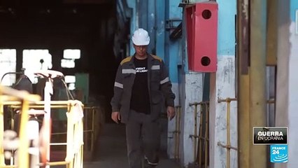 Trabajadores ucranianos reparan plantas de energía destruidas en medio de ataques rusos