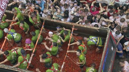 La Tomatina vuelve a teñir de rojo Buñol en una edición con 22.000 participantes de 28 países