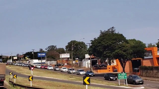 Fluxo intenso de veículos no Trevo da Petrocon após falha no semáforo